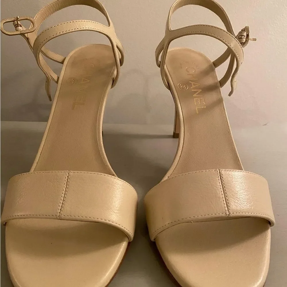 Chanel heels - Picture 3 of 6